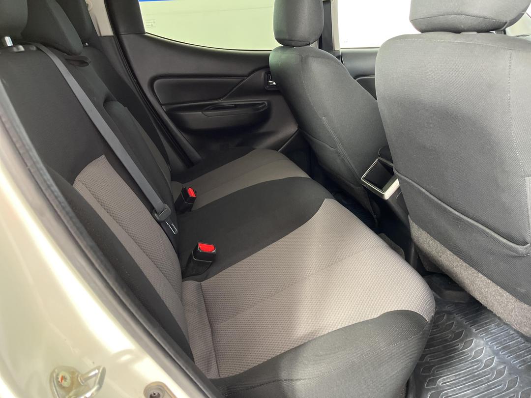 Photo '20' of Mitsubishi Triton