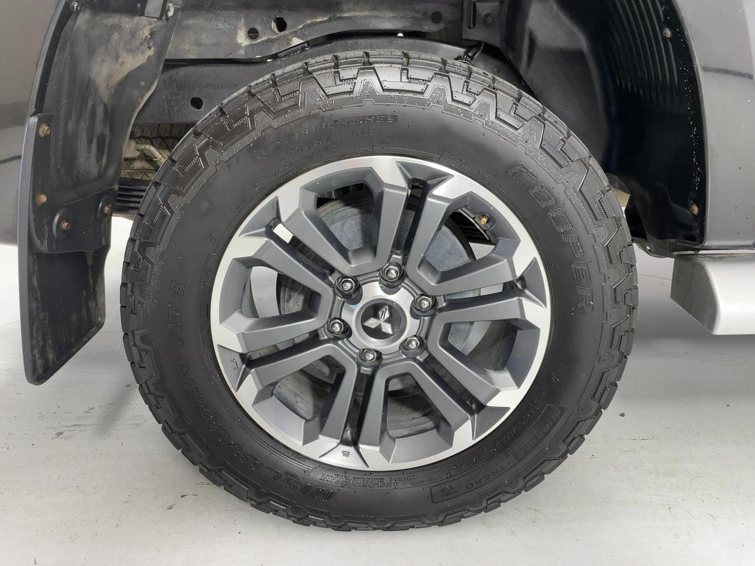 Photo '12' of Mitsubishi Triton