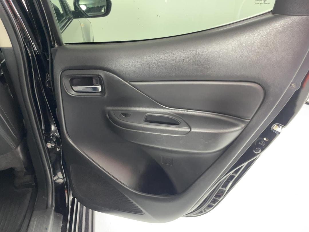 Photo '19' of Mitsubishi Triton
