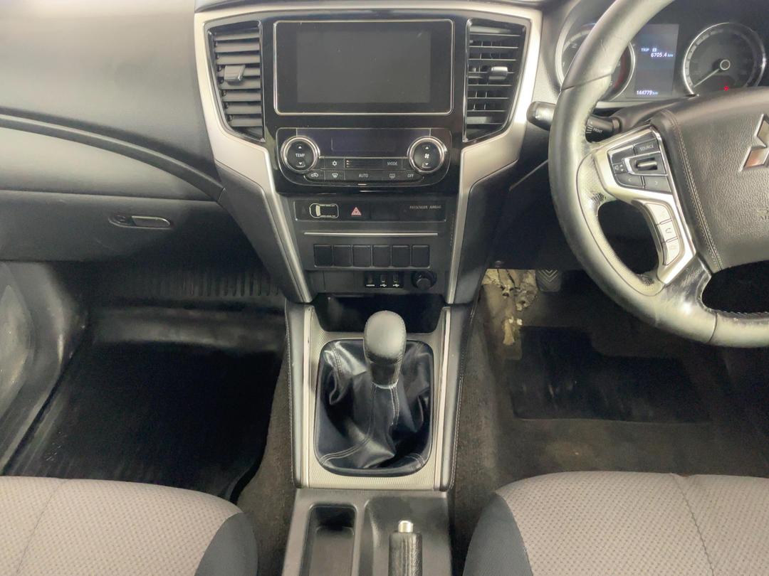Photo '18' of Mitsubishi Triton