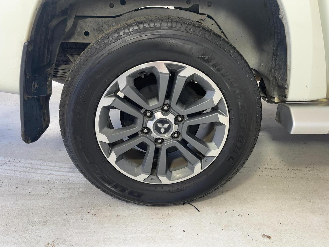 Photo '12' of Mitsubishi Triton