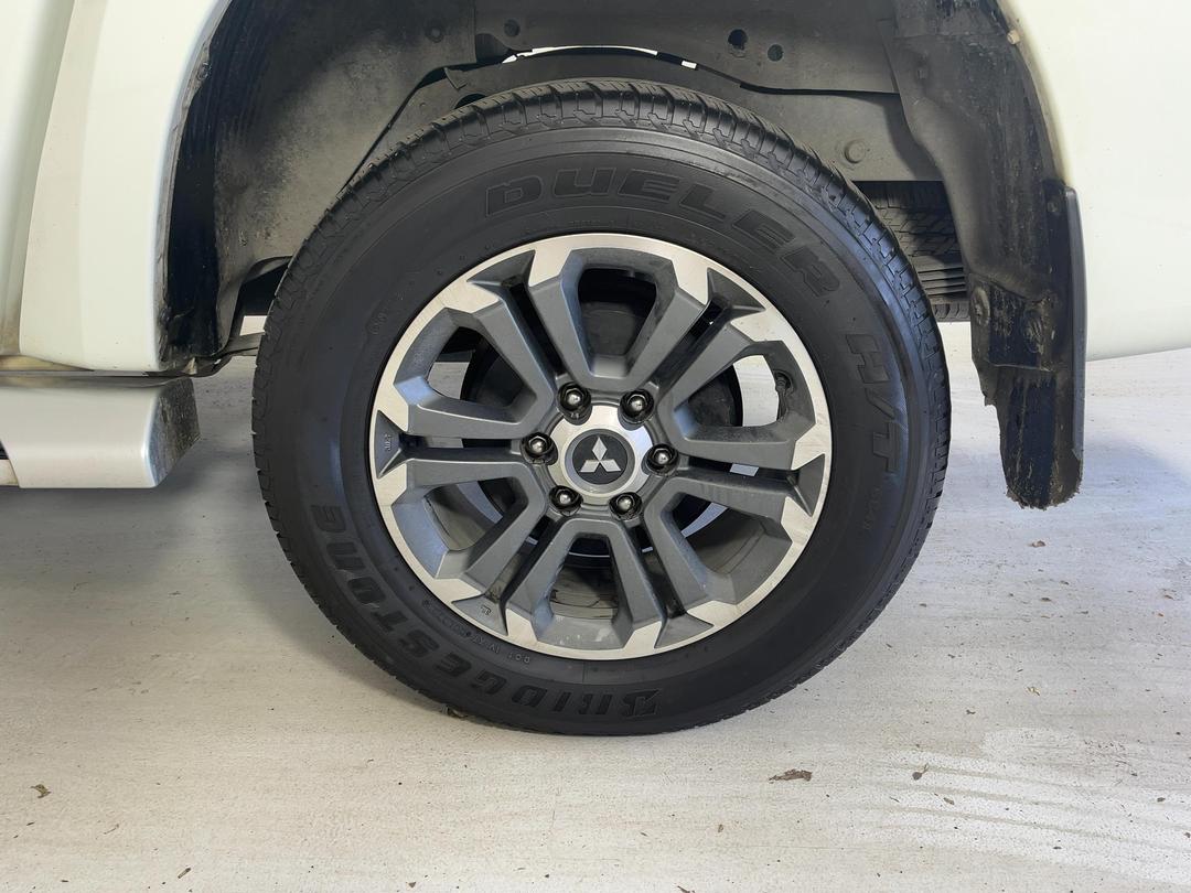 Photo '11' of Mitsubishi Triton