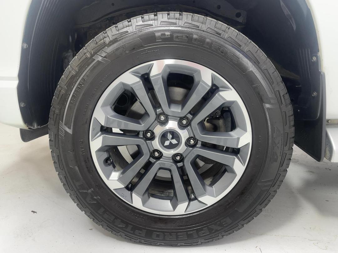 Photo '10' of Mitsubishi Triton