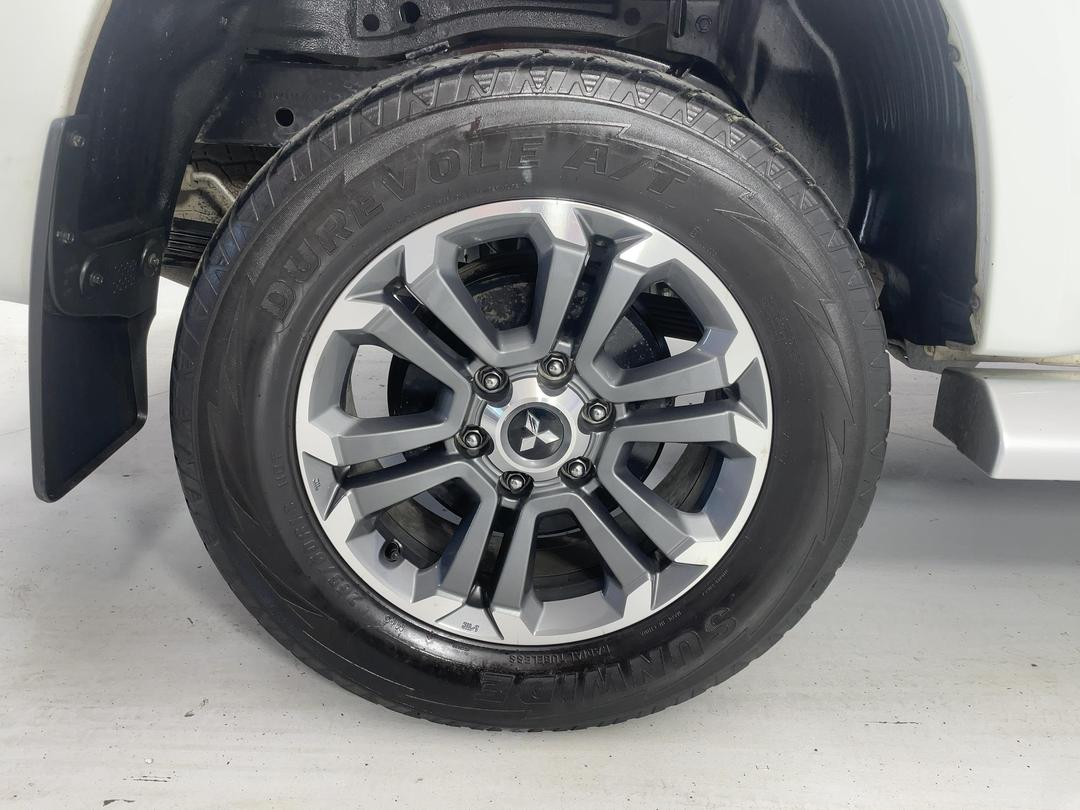 Photo '12' of Mitsubishi Triton