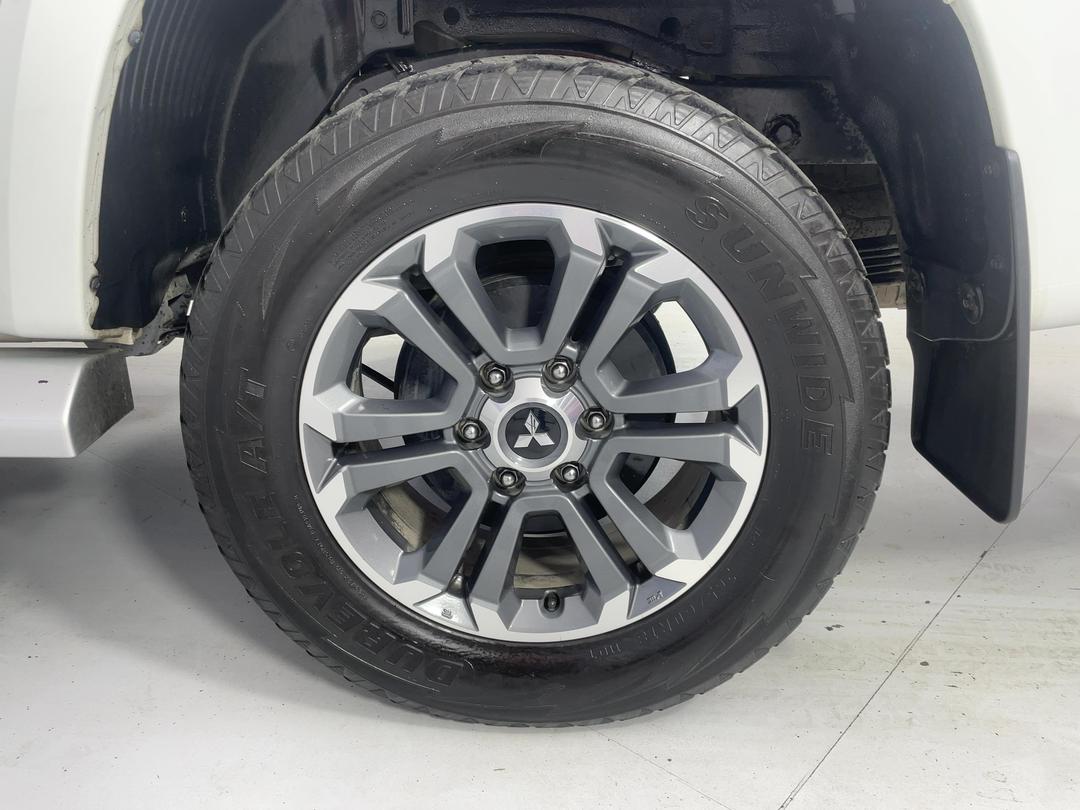 Photo '11' of Mitsubishi Triton