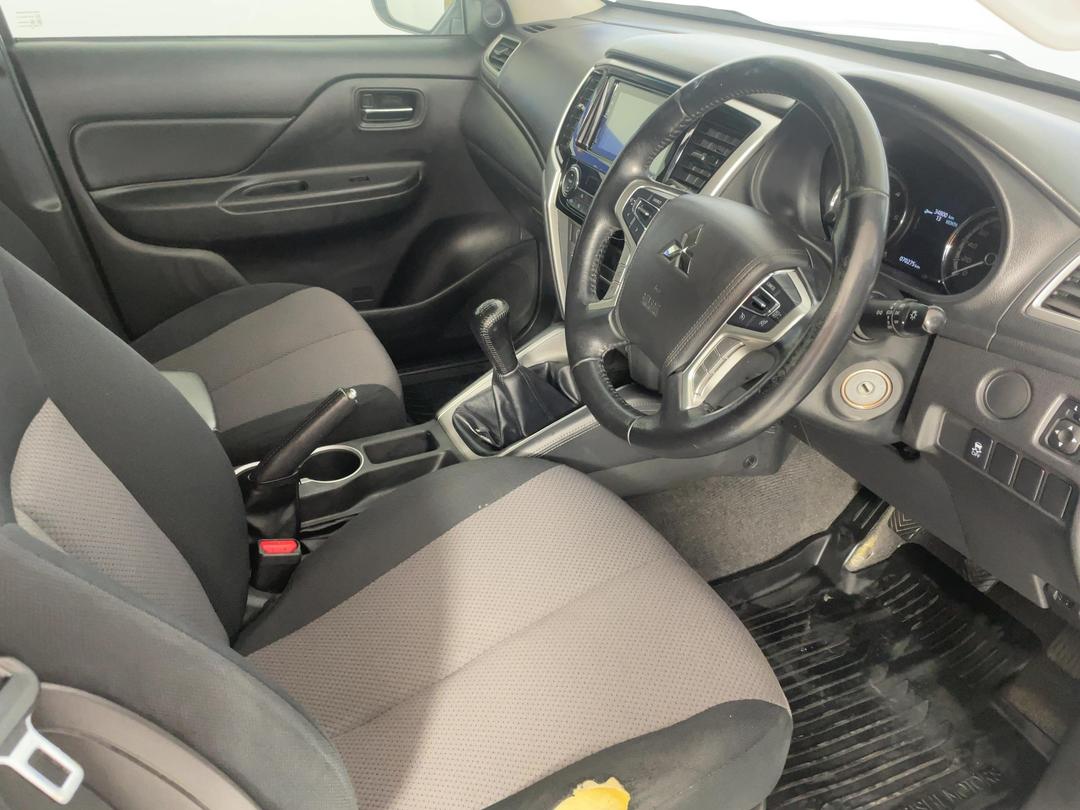 Photo '16' of Mitsubishi Triton