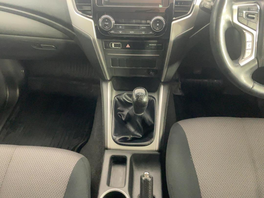 Photo '18' of Mitsubishi Triton
