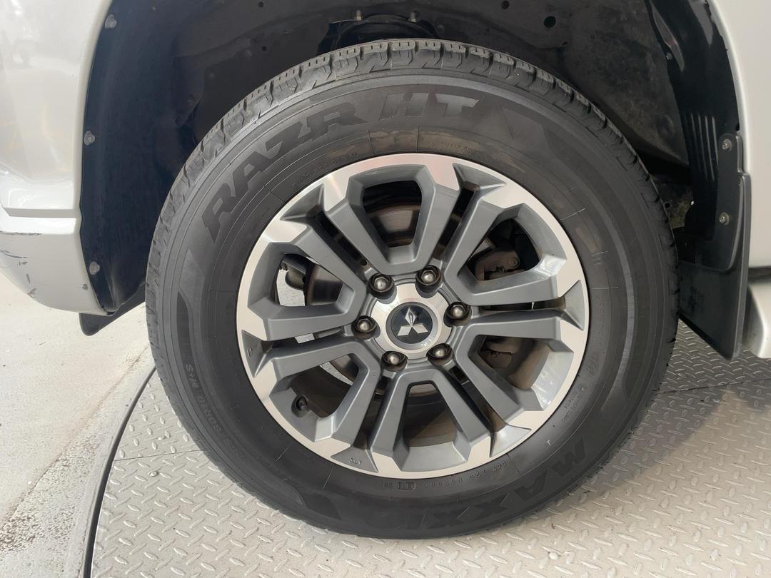 Photo '10' of Mitsubishi Triton
