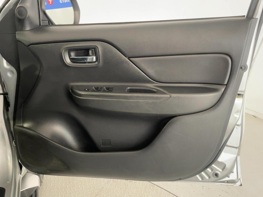 Photo '15' of Mitsubishi Triton