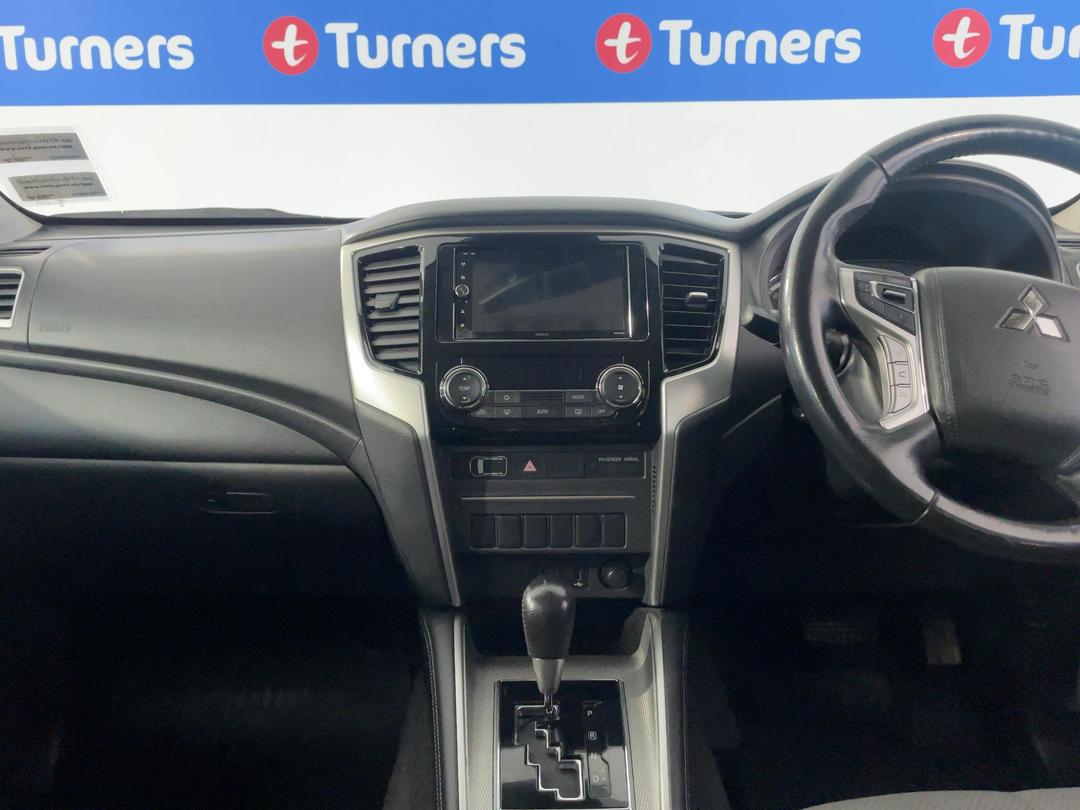 Photo '18' of Mitsubishi Triton