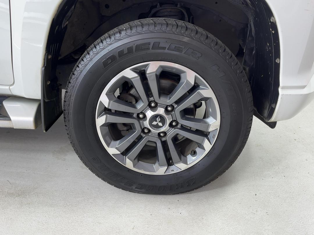 Photo '9' of Mitsubishi Triton