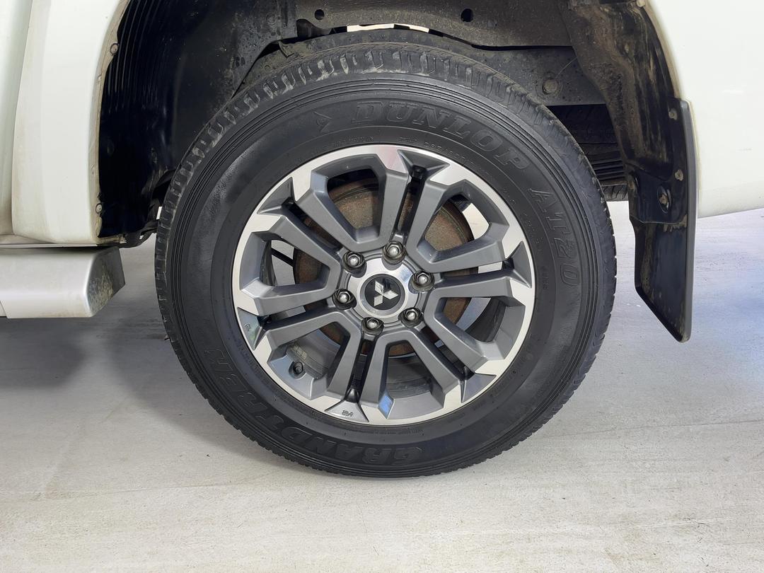 Photo '11' of Mitsubishi Triton