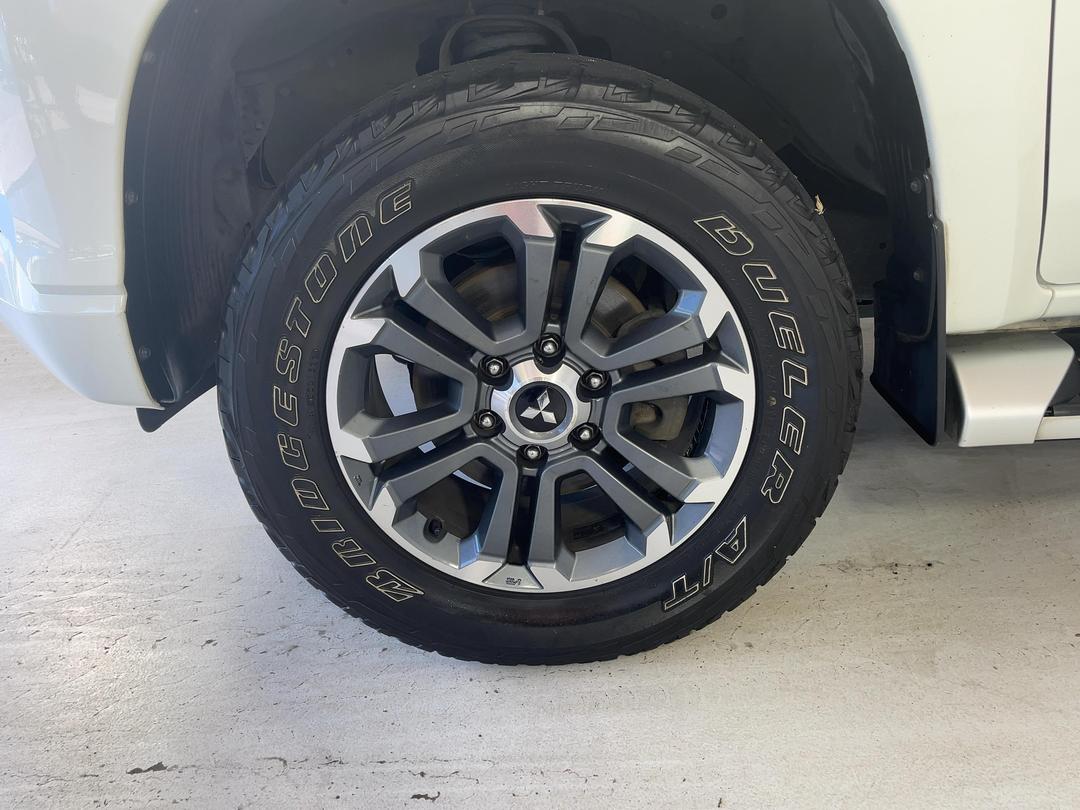 Photo '10' of Mitsubishi Triton
