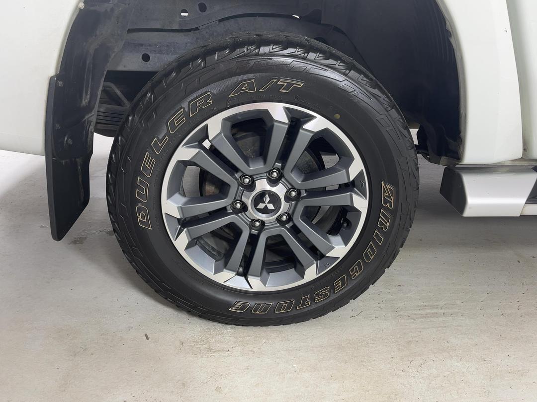 Photo '12' of Mitsubishi Triton