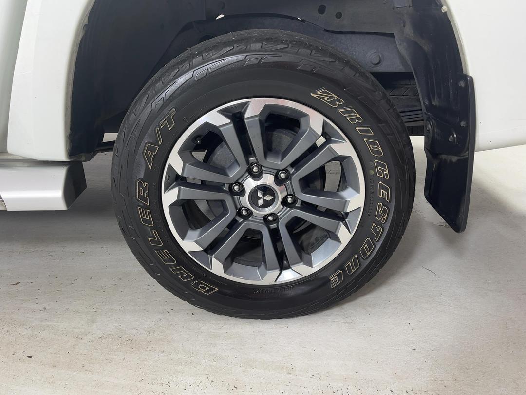 Photo '11' of Mitsubishi Triton