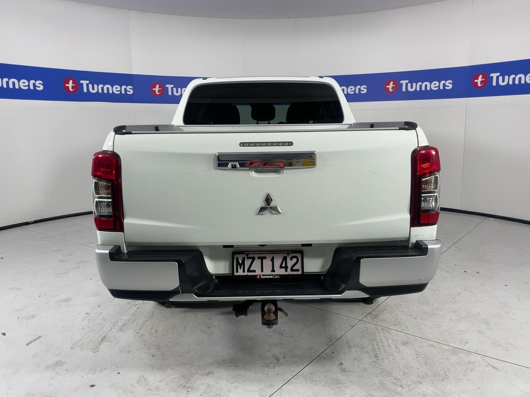 Photo '6' of Mitsubishi Triton