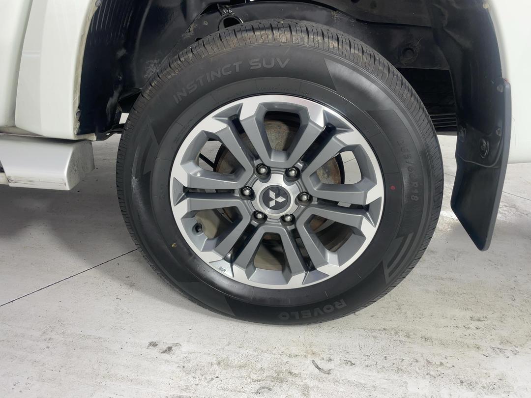 Photo '11' of Mitsubishi Triton