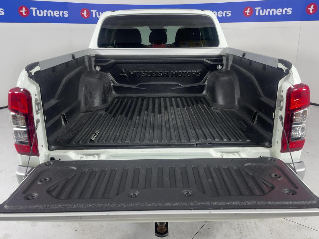 Photo '14' of Mitsubishi Triton