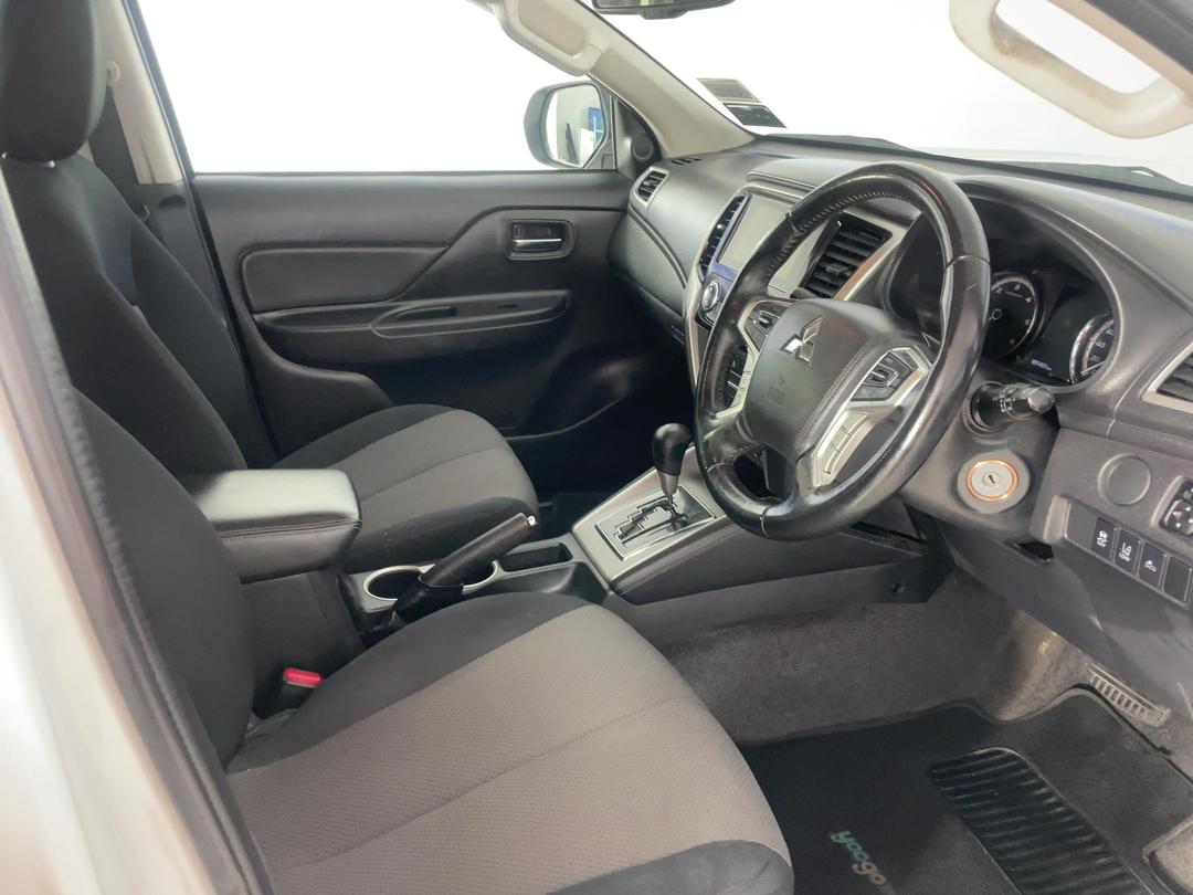 Photo '16' of Mitsubishi Triton
