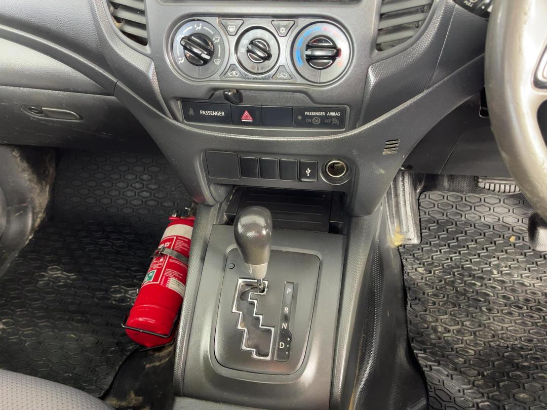Photo '18' of Mitsubishi Triton