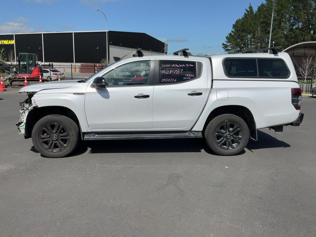 Photo '4' of Mitsubishi Triton DC Glsb 4WD 6AT Photo '4' of Mitsubishi Triton DC Glsb 4WD 6AT