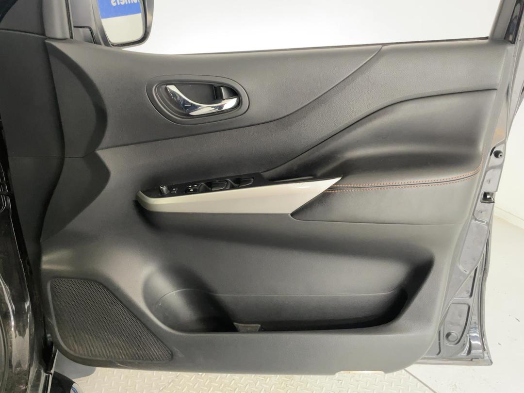 Photo '15' of Nissan Navara