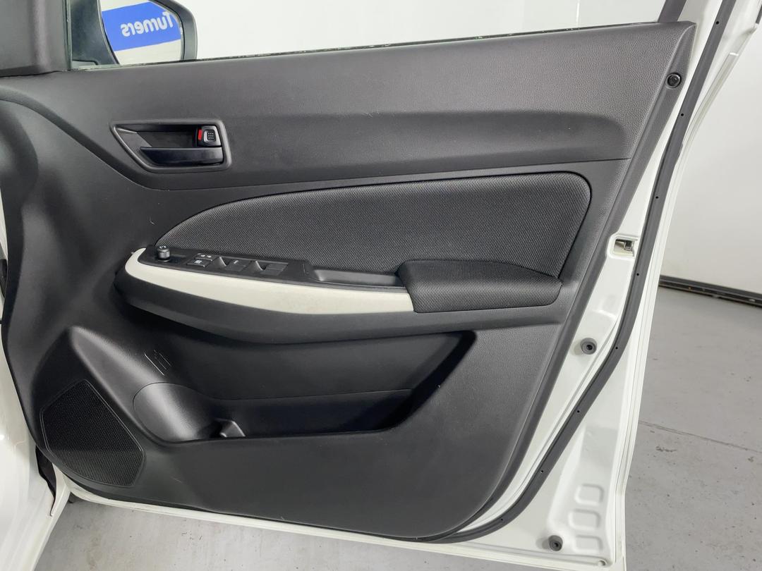 Photo '15' of Suzuki Swift