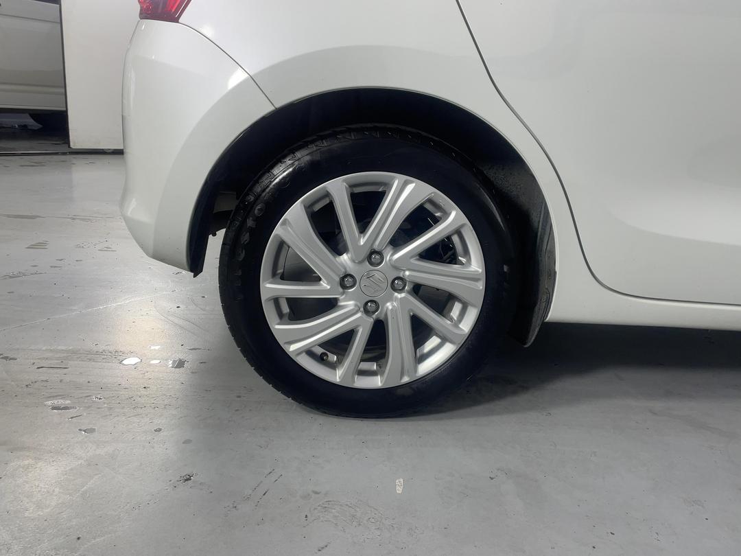 Photo '12' of Suzuki Swift