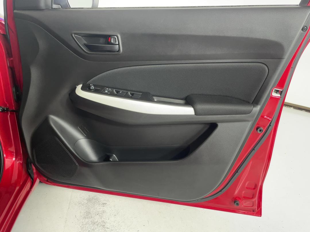 Photo '15' of Suzuki Swift