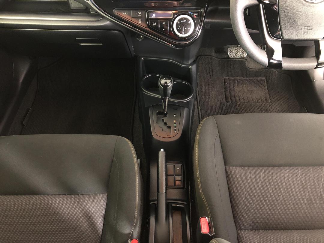 Photo '18' of Toyota Aqua