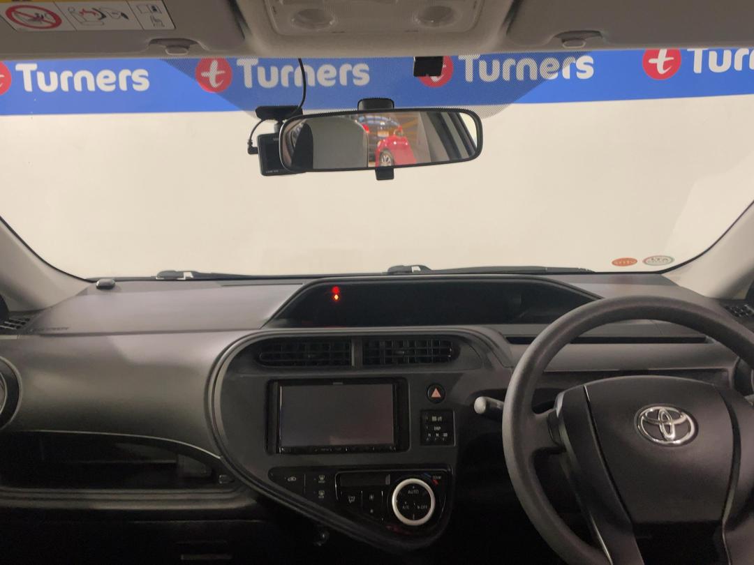 Photo '17' of Toyota Aqua