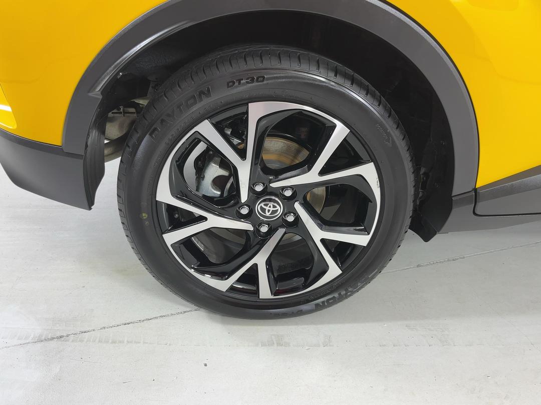 Photo '12' of Toyota C-HR