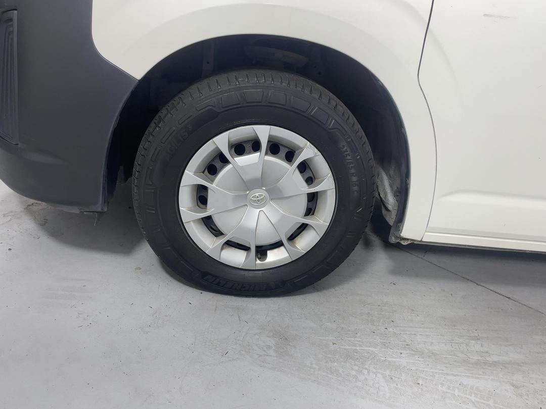 Photo '10' of Toyota Hiace