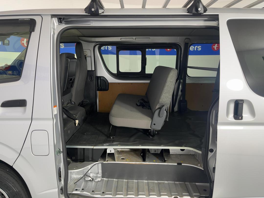 Photo '23' of Toyota Hiace