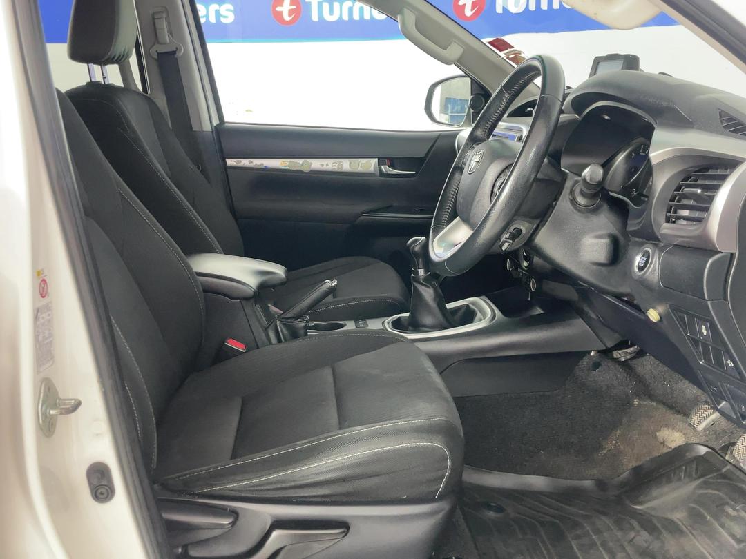 Photo '16' of Toyota Hilux