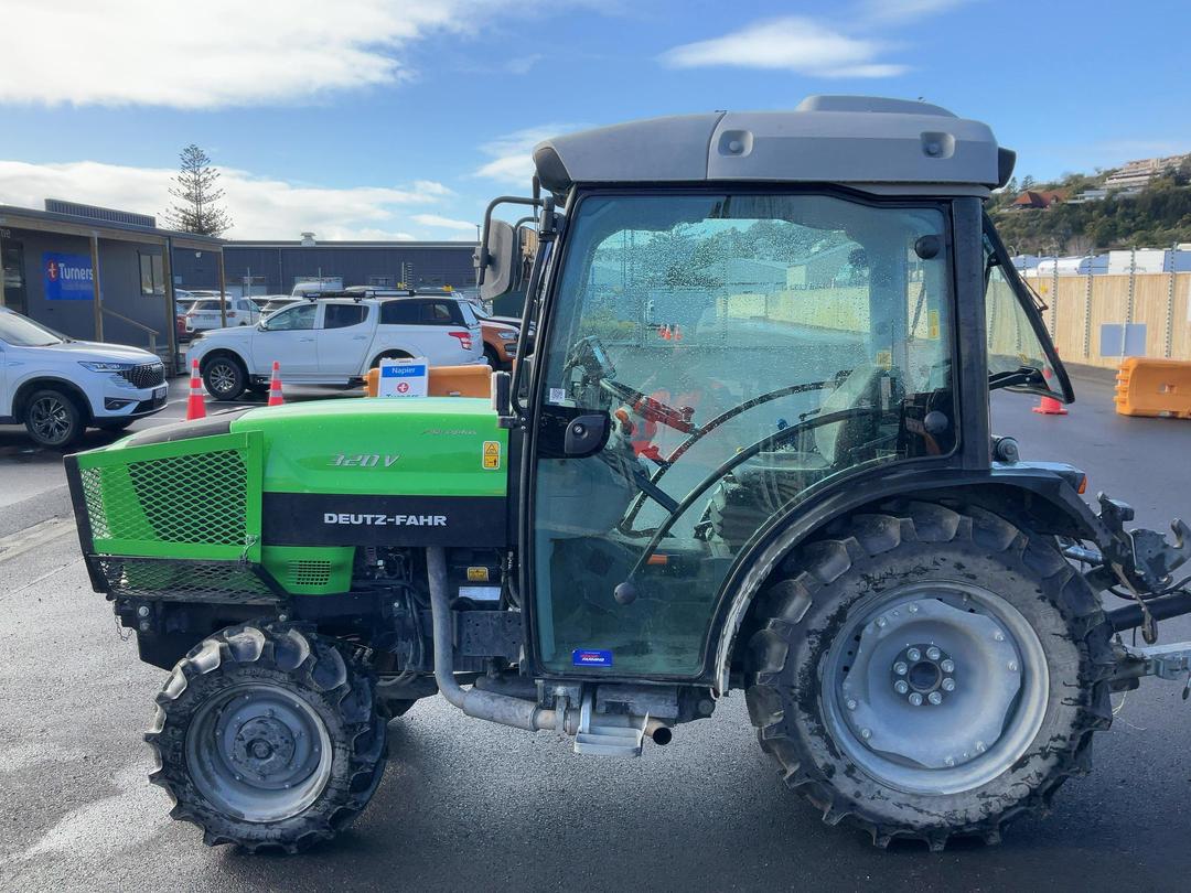 Photo '8' of Deutz-Fahr 320V Tractor