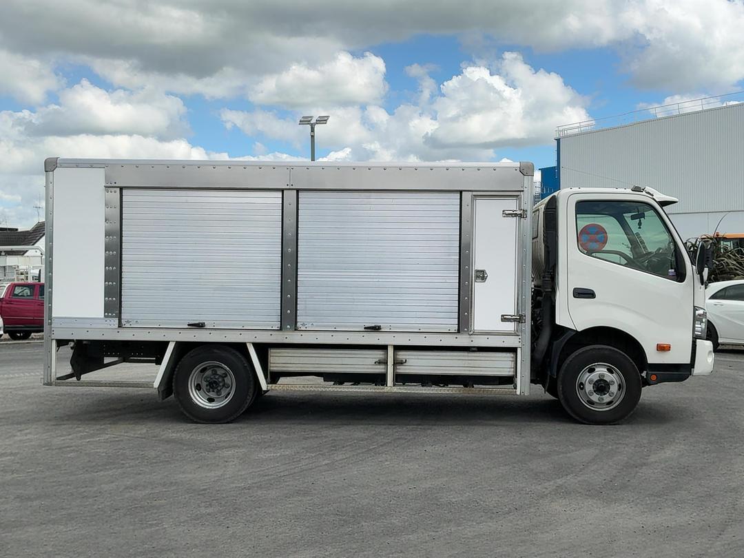 Photo '3' of Hino 300 XJC720R Bottle Body