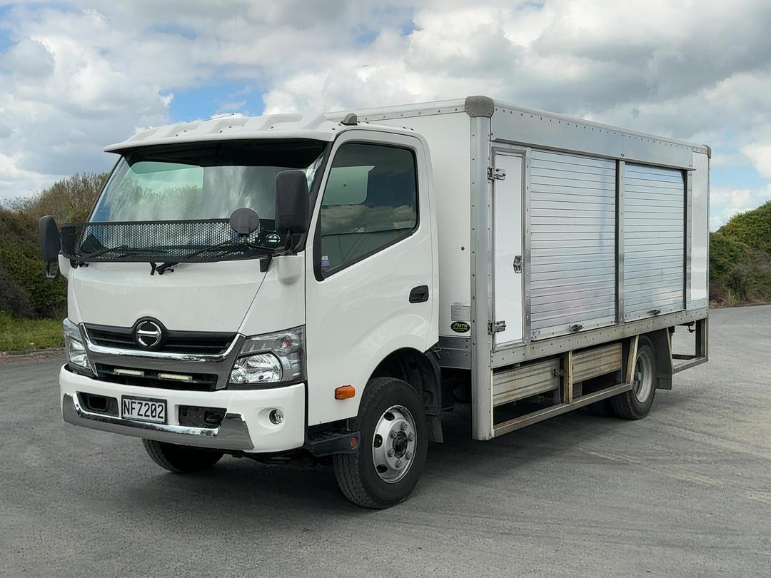 Photo '11' of Hino 300 XJC720R Bottle Body