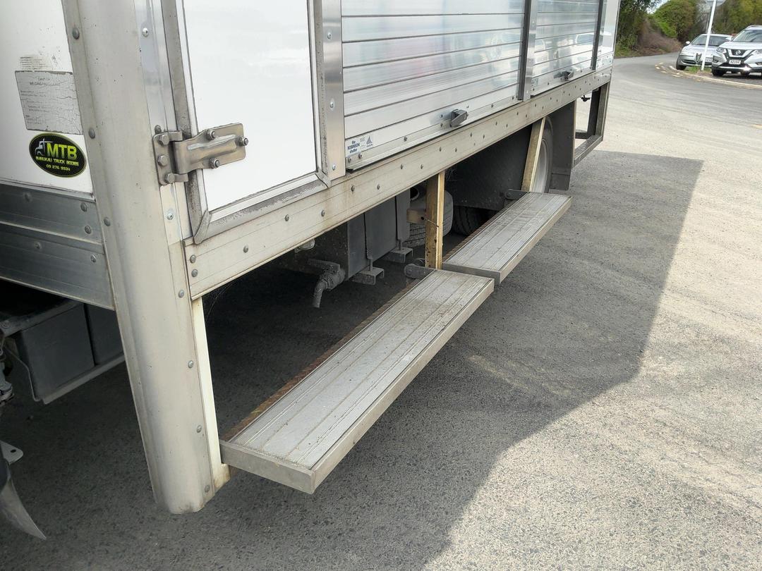 Photo '41' of Hino 300 XJC720R Bottle Body