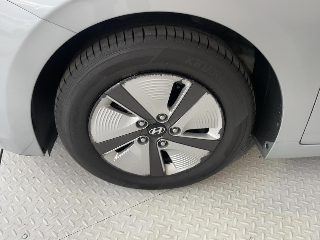 Photo '10' of Hyundai Ioniq