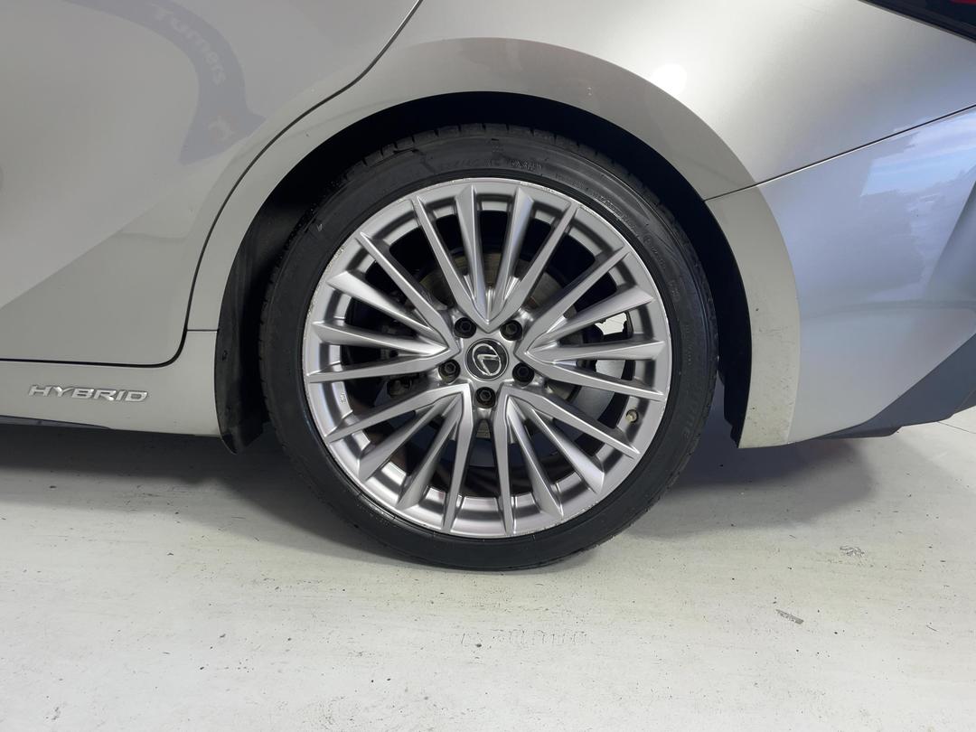 Photo '11' of Lexus IS300H