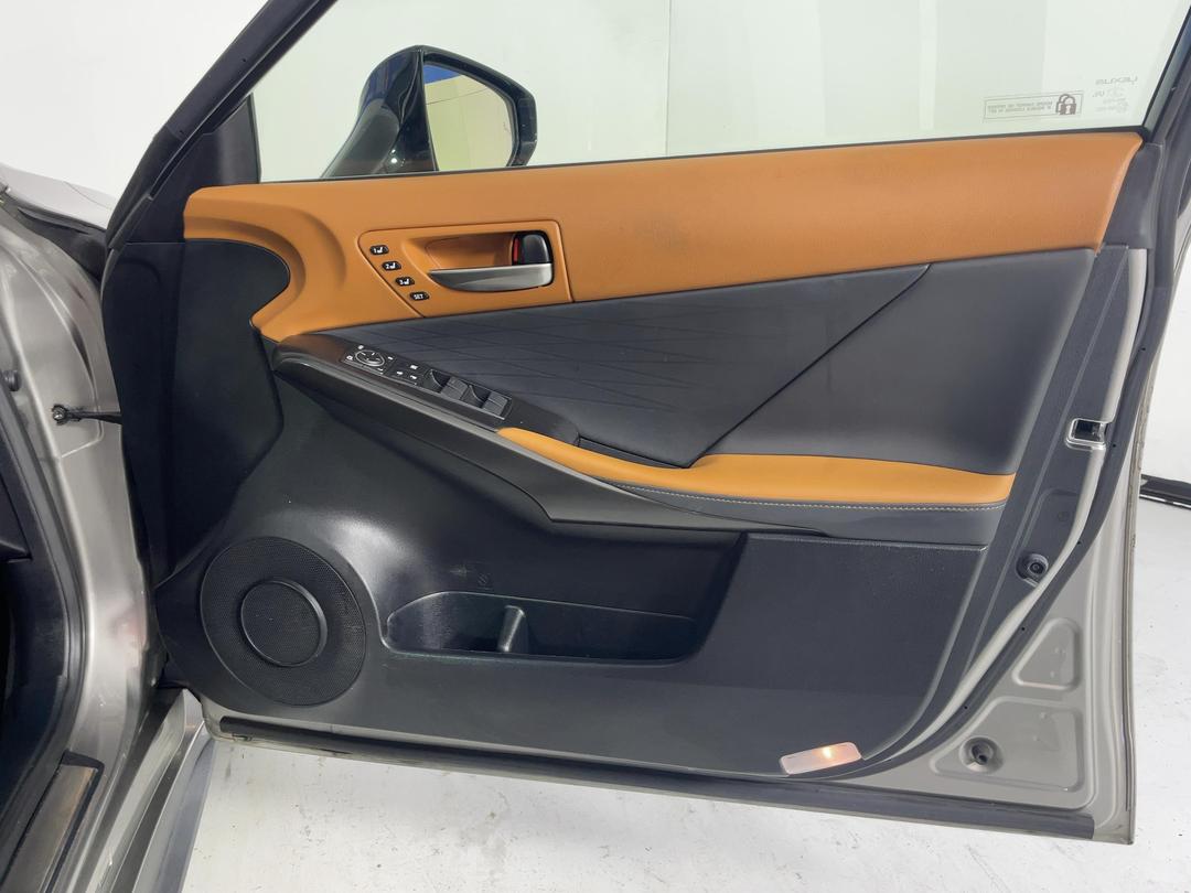 Photo '15' of Lexus IS300H