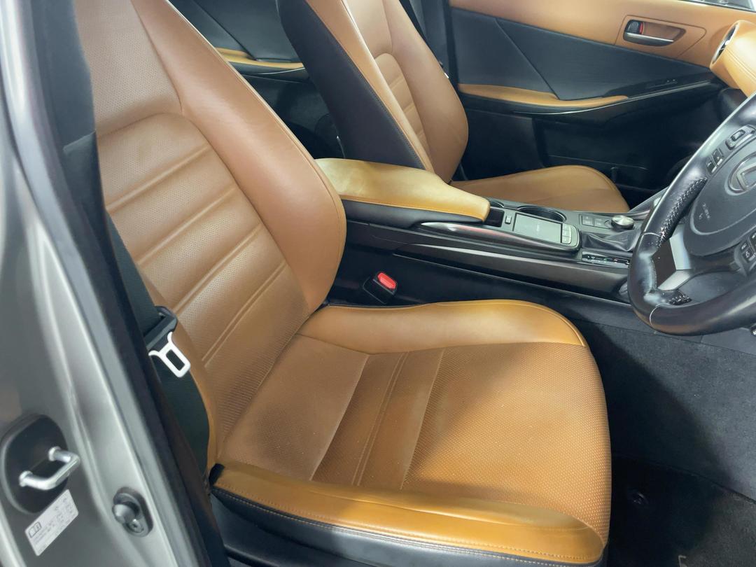 Photo '16' of Lexus IS300H
