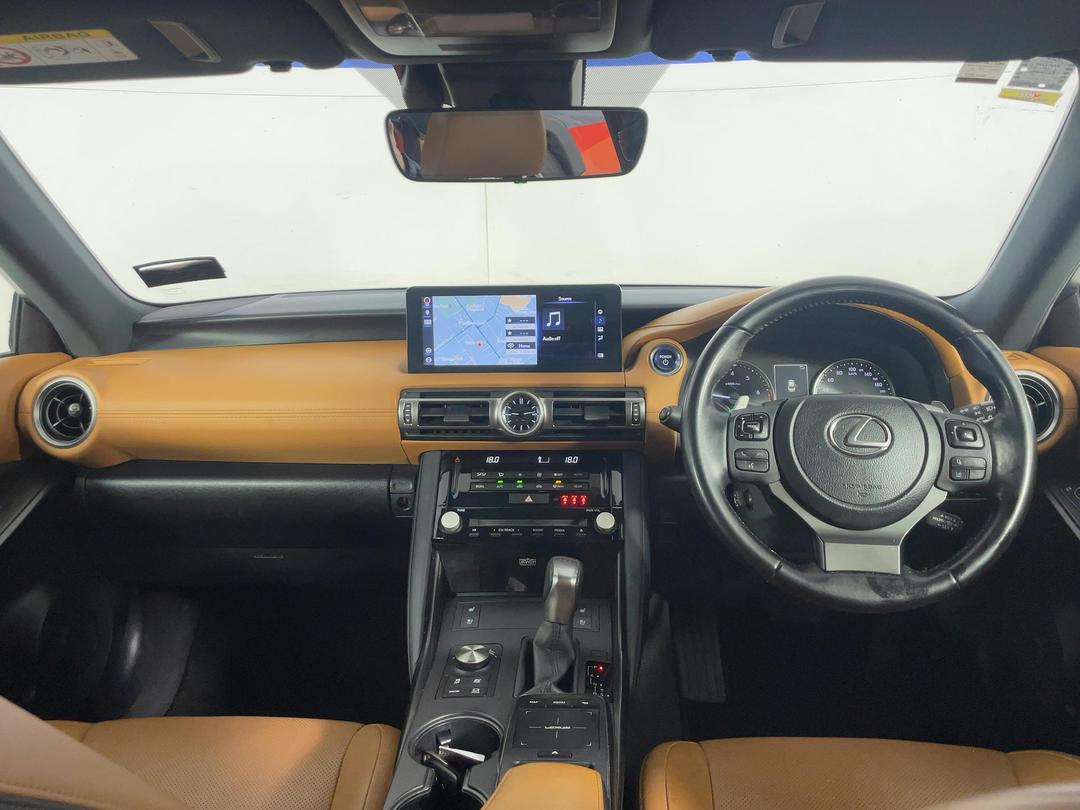 Photo '17' of Lexus IS300H