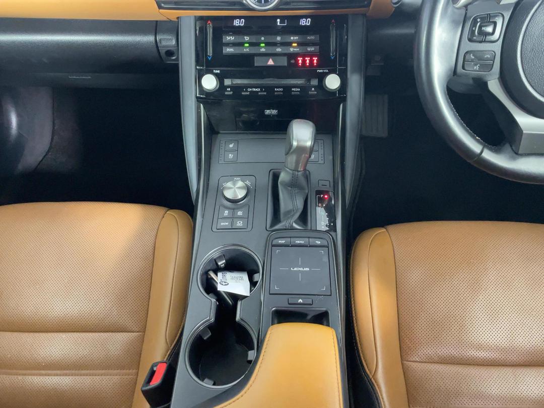 Photo '18' of Lexus IS300H