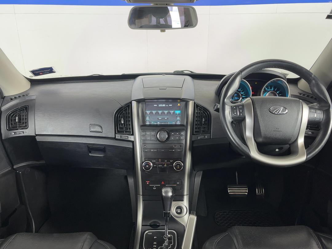 Photo '17' of Mahindra XUV