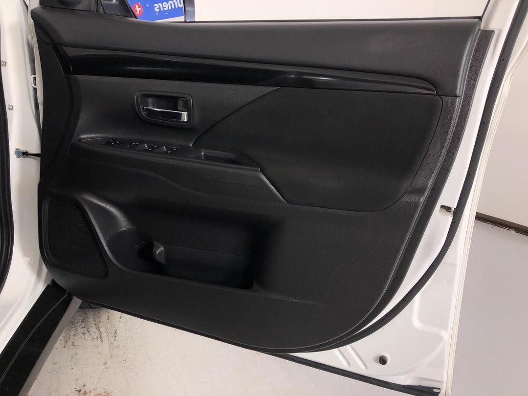 Photo '15' of Mitsubishi Outlander