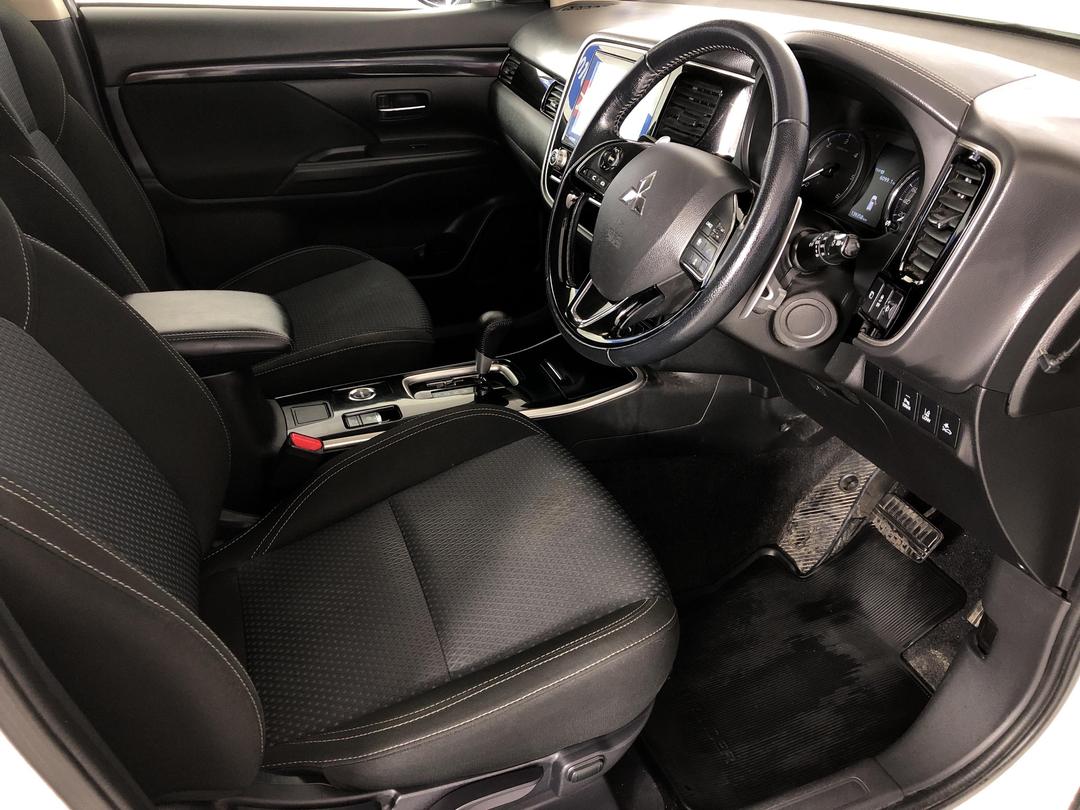 Photo '16' of Mitsubishi Outlander