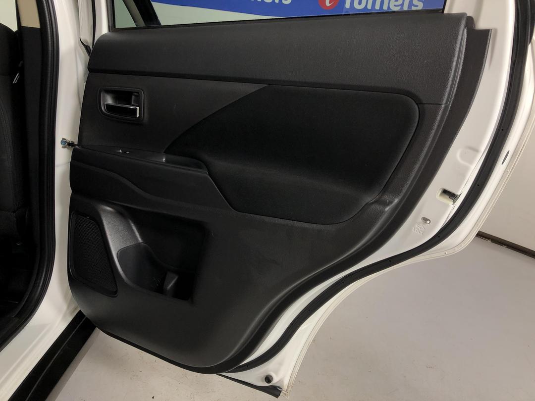 Photo '19' of Mitsubishi Outlander