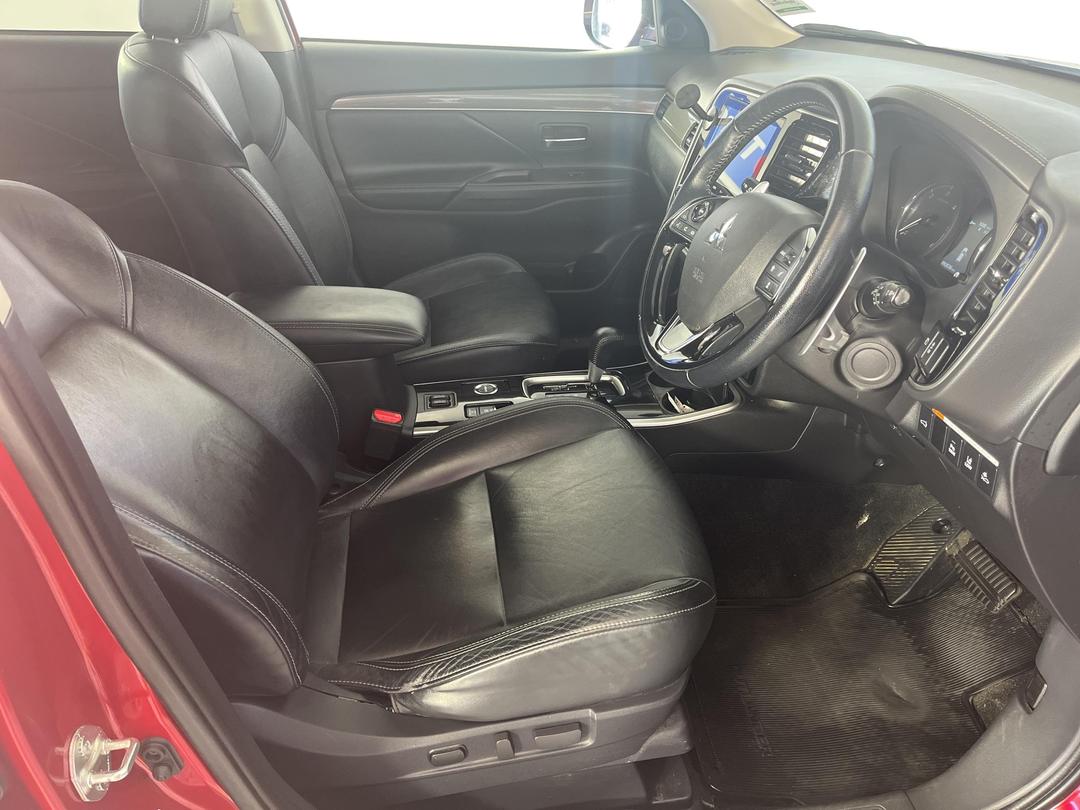 Photo '16' of Mitsubishi Outlander